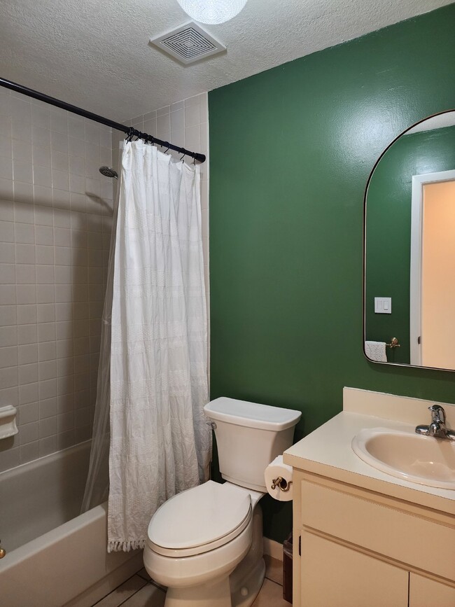 Building Photo - Pool home in Historic Tarpon Springs