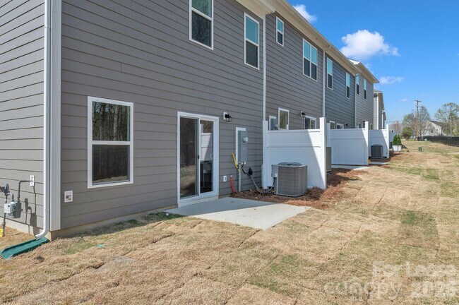 Building Photo - 1940 Highland Park Dr