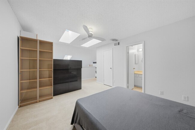 Building Photo - 10855 Meadowglen Ln