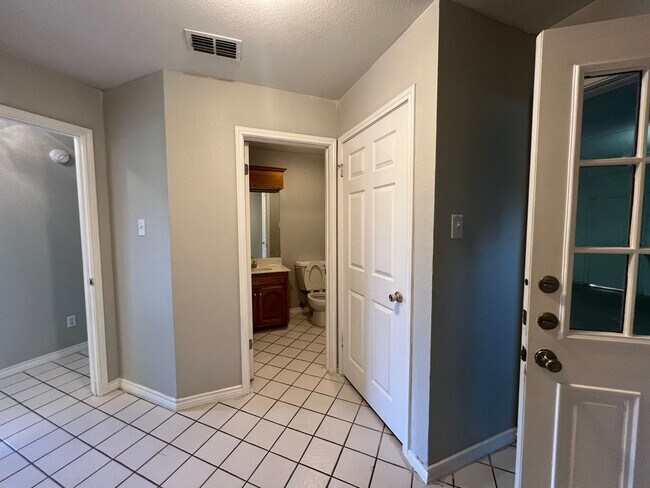 Building Photo - Awesome 4 bdrm/2.5 ba in La Brisas