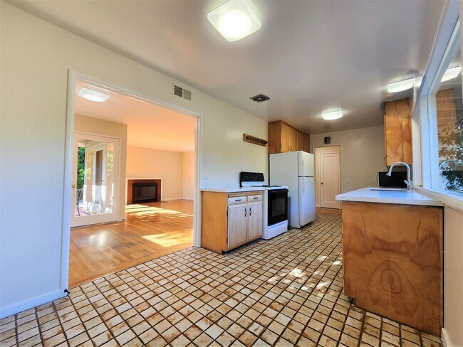 Building Photo - Charming three-bedroom, two-bath home in Midtown Palo Alto.