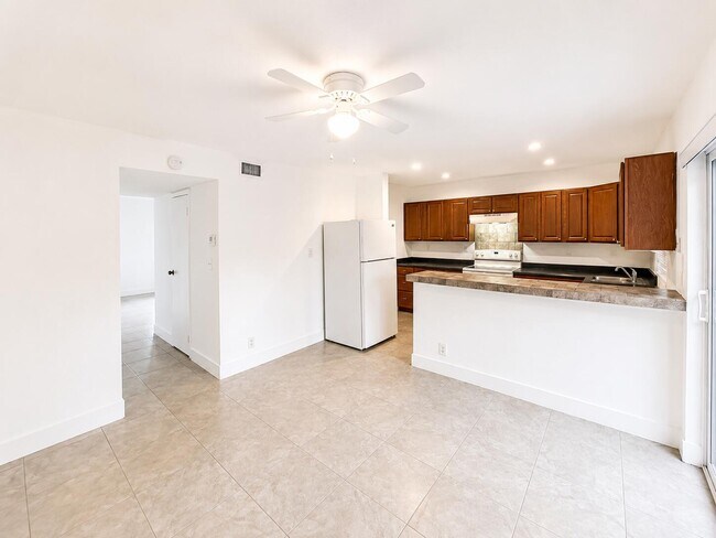 Building Photo - 5728-5728 Blueberry Ct