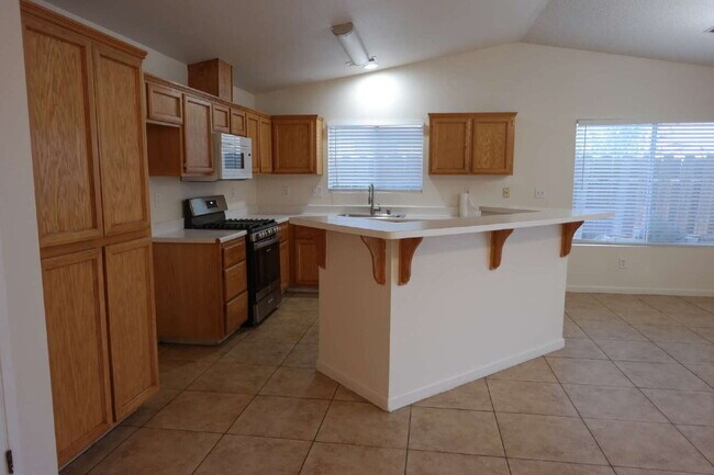 Building Photo - Cute! 4 bedroom, 2 bath Home in Bakersfield