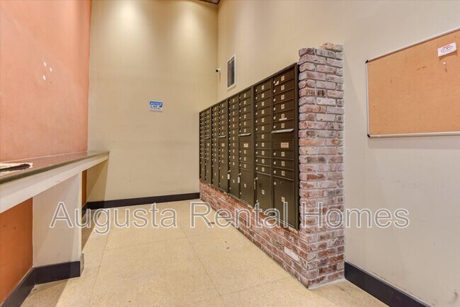 Building Photo - 936 Broad St