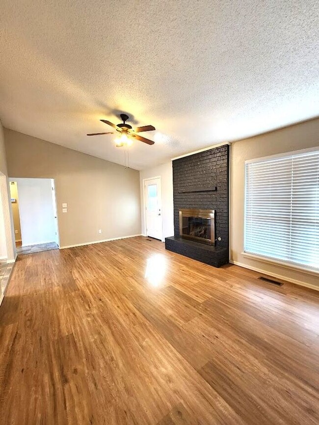 Building Photo - 3 Bed 2 Bath Home-Choctaw Trails Sec I Add...