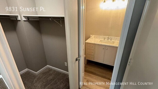 Building Photo - 9831 Sunset Pl