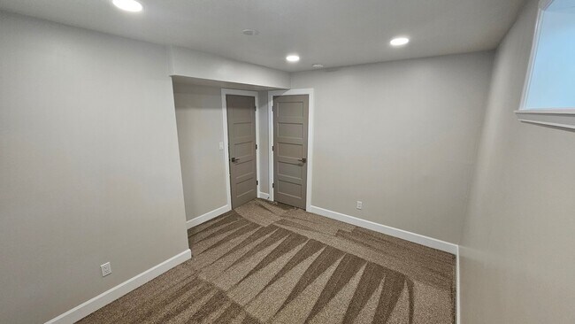 Building Photo - 2780 Wilshire Dr S