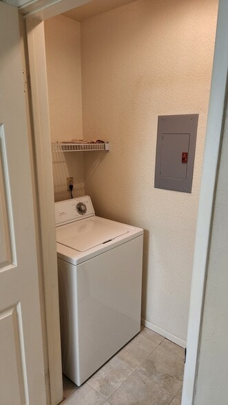 Building Photo - 8170 Mountain View Dr