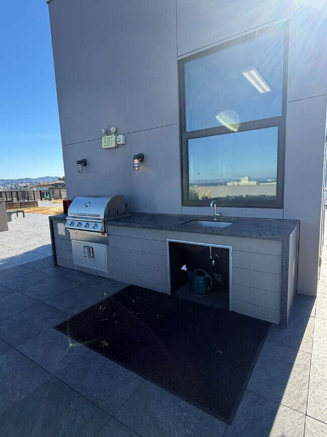 Building Photo - Luxurious Updated Condo in Dogpatch