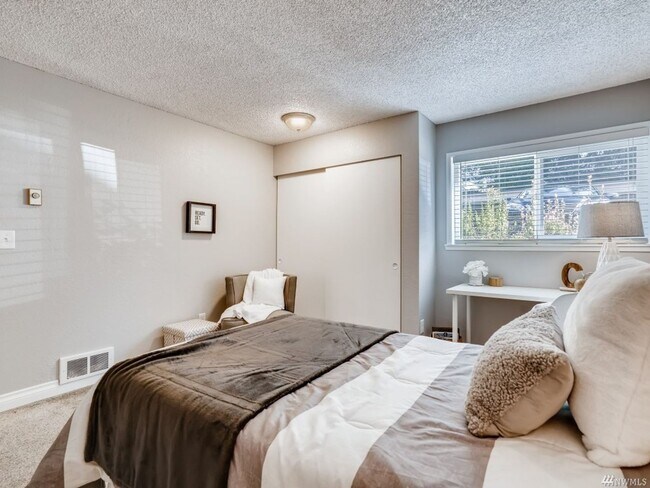 Building Photo - Spacious 2 bedroom 1.75 bath condo Racquet...
