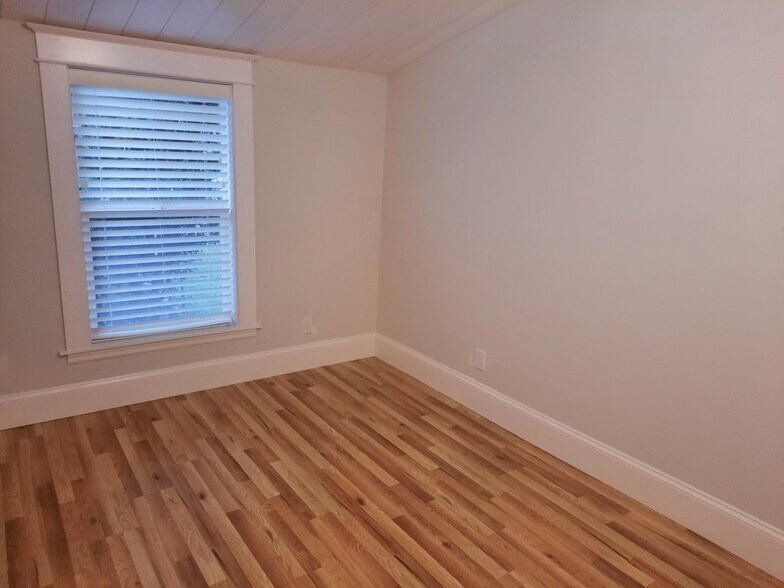Bedroom - 602 E McLoughlin Blvd