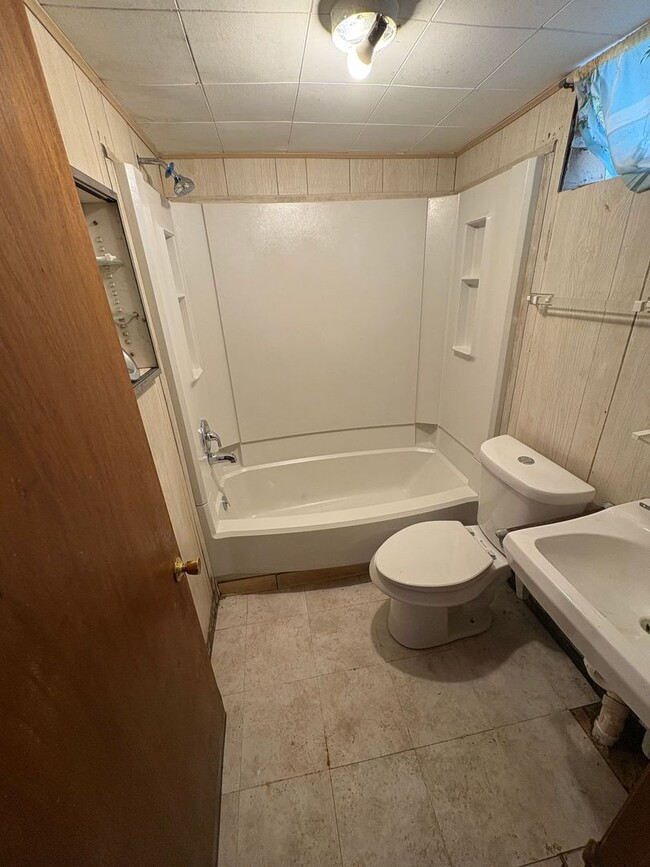 Building Photo - For Rent – 4 Bed / 2 Bath – $1,495 – Secti...