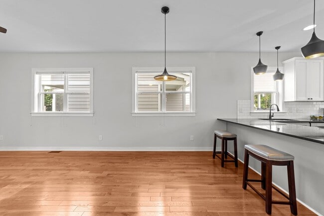 Building Photo - Modern 3 Bedroom home inside Downtown Raleigh, Fenced-in Backyard, Updated Kitchen, Pet Friendly!