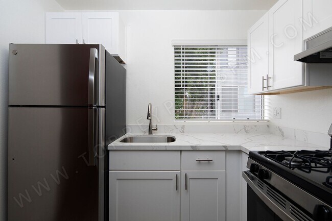 Building Photo - *OPEN HOUSE: 8/30 2:30-3:30PM* Gorgeous 2B...