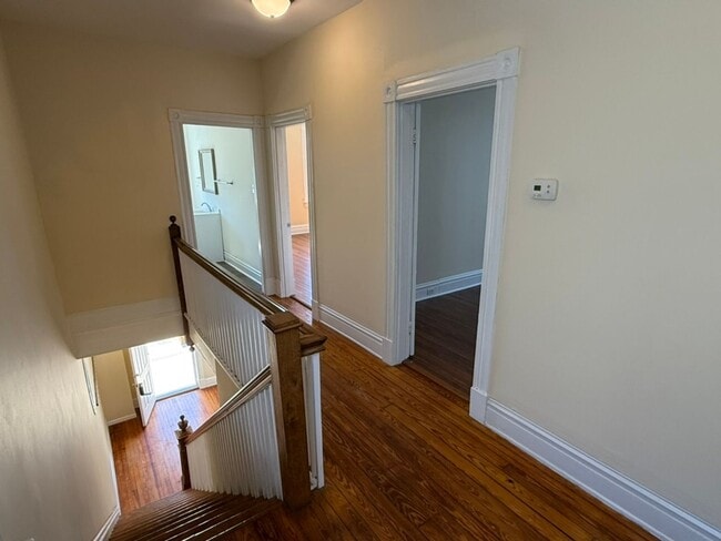 Building Photo - Spacious 3BR / 2BA apartment with ensuite bath and in-unit laundry