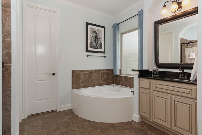 Building Photo - 47 Canoe Bend Dr