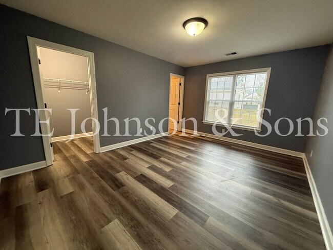 Building Photo - Charming 3 Bedroom Home with Modern Finishes on Dellwood