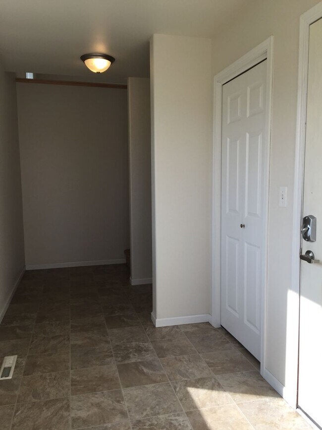 Building Photo - 3 Bed 3 Bath Twin Home