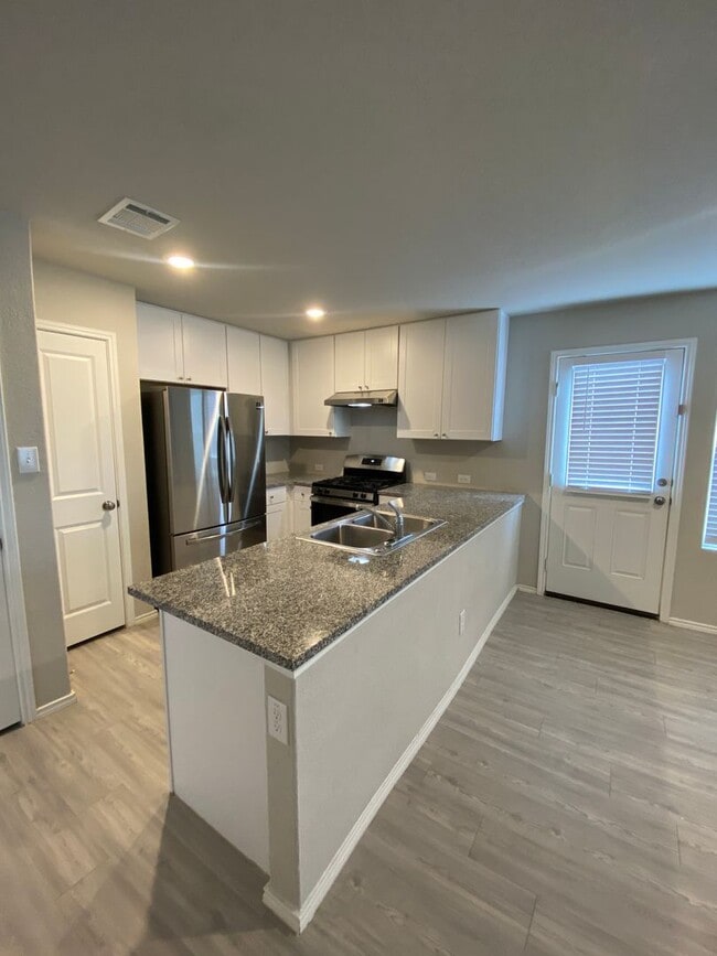 Building Photo - Move in Ready 3 bd/2 ba with bonus rooms!