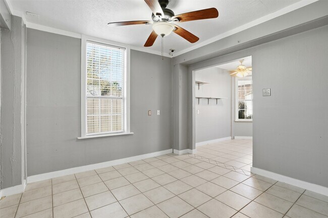 Building Photo - 818 Cedar Rd