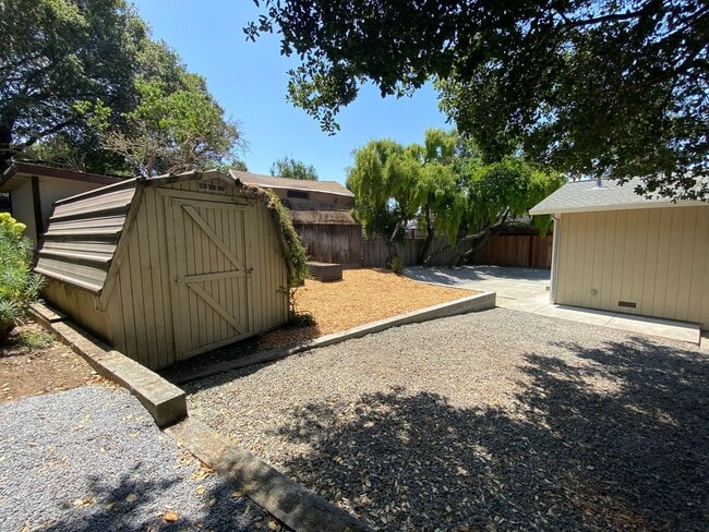 Building Photo - Charming 2 Bedroom Westside Petaluma Bungalow