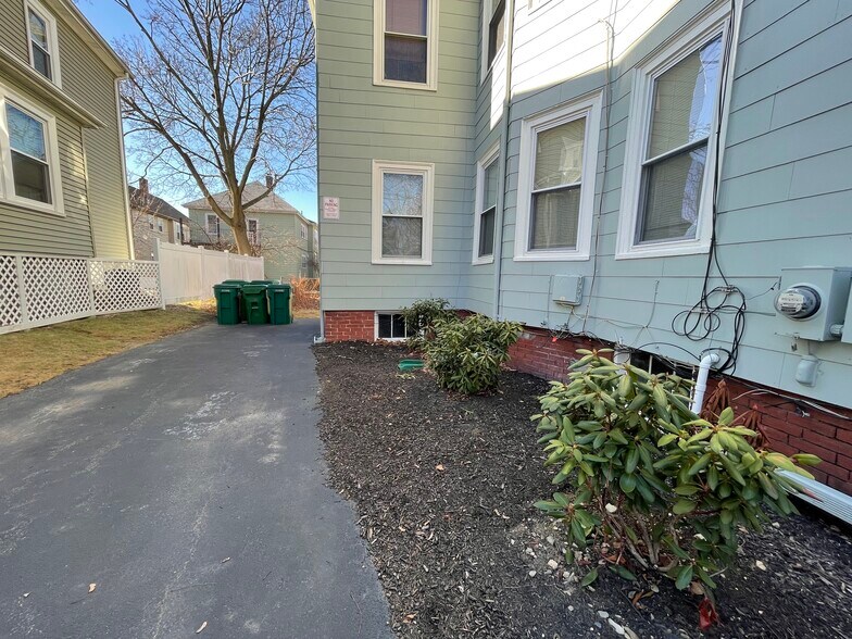 Building Photo - 21 College Ave