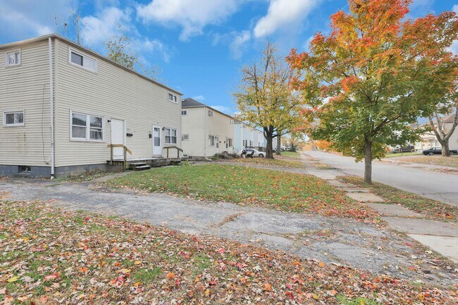 Building Photo - 898-900 Racine Ave