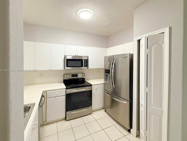 Building Photo - 1677 SE 27th Ct