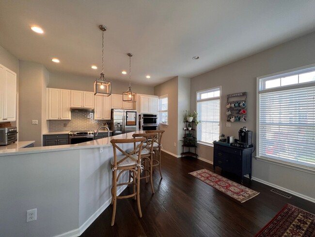 Building Photo - Heart's Desire End Unit Townhome 2700+ SqF...