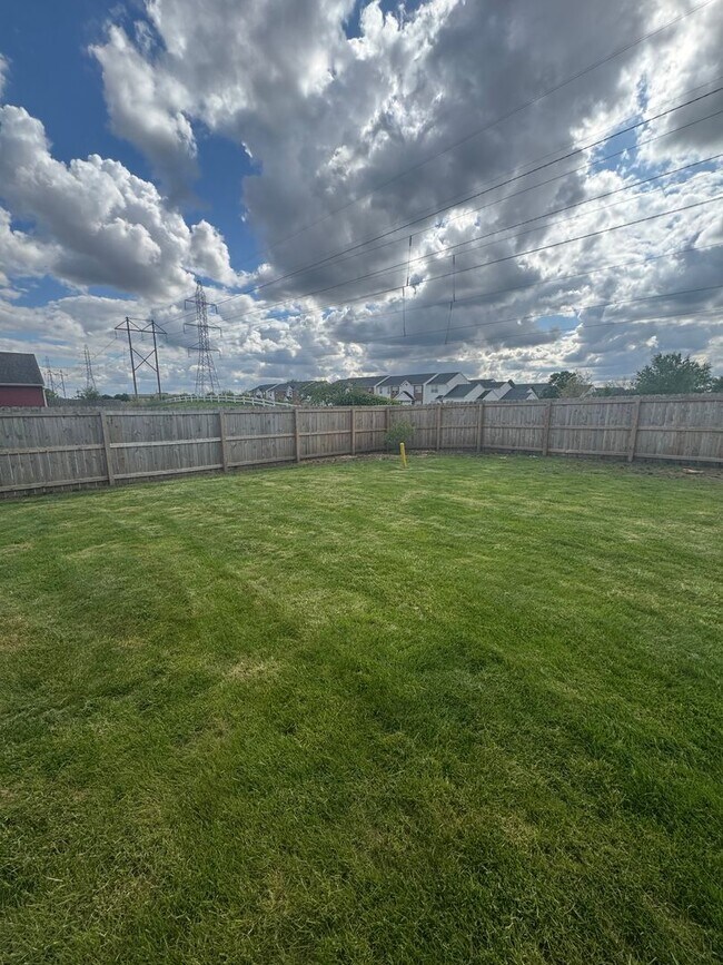 Building Photo - Three Bedroom Home with Fenced in Yard!