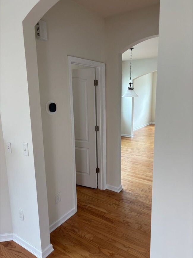 Building Photo - Renovated 3Bd, 2.5Ba End Unit Lake Norman Townhome with Fenced-in Yard and 1 Car Garage Coming Soon