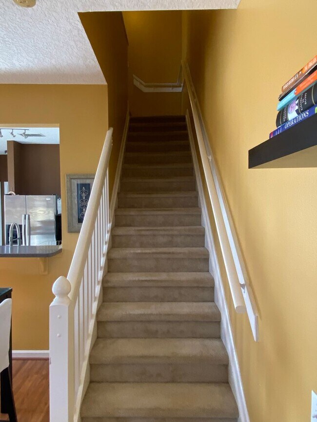 Building Photo - Fully Furnished Town House 3 Bedroom/2.5 B...