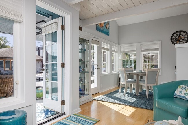 Building Photo - Portage Bay Floating Home