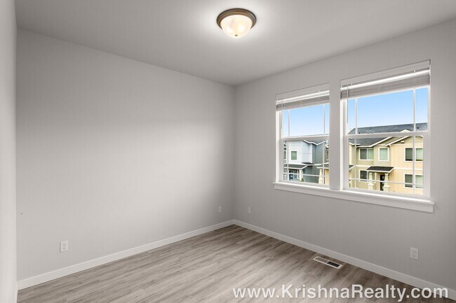 Building Photo - Beautiful 3-Bed | 2.5-Bath Townhome | Expansive Private Outdoor Space | Reeds Crossing
