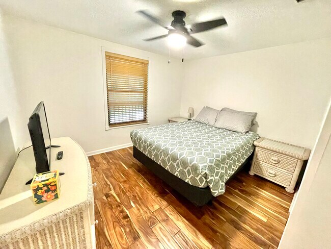 Queen bed - 2551 Estey Ave