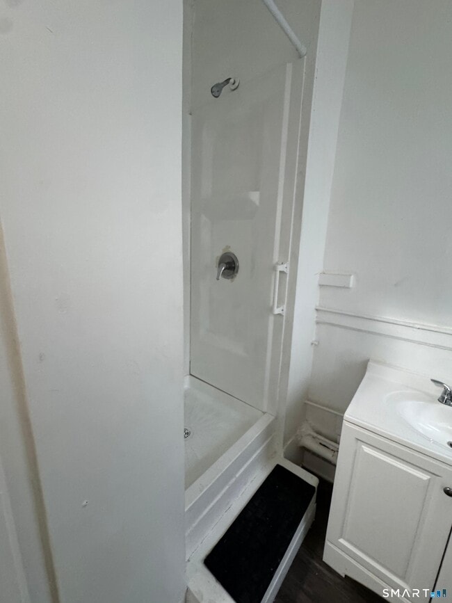 Building Photo - 86 Pequonnock St