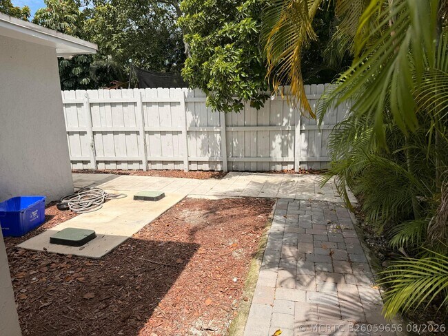 Building Photo - 138 Ethelyn Dr