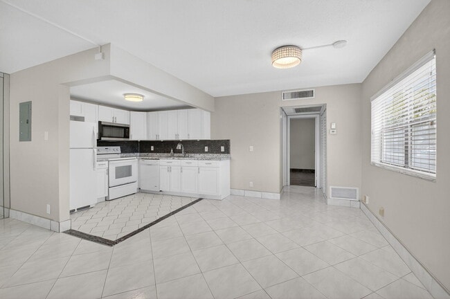 Building Photo - 195 Brittany F