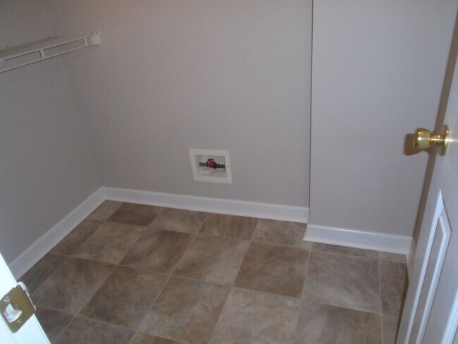 Building Photo - Updated move in ready 2 bedroom!