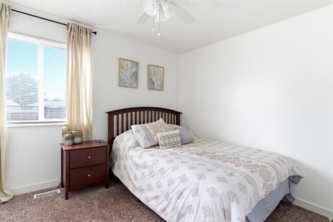 Building Photo - "Spacious 3-Bed Oasis with Fireplace & Modern Vinyl Touches in Ogden"