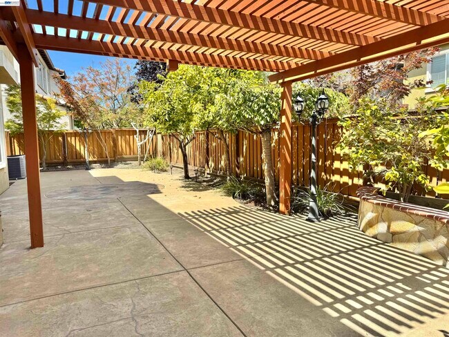 Building Photo - 2458 Marsanne St