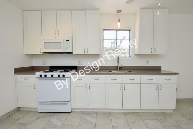 Building Photo - Catalina Foothills 1 Bed 1 Bath Stand Alone Home - Natural Desert Surroundings