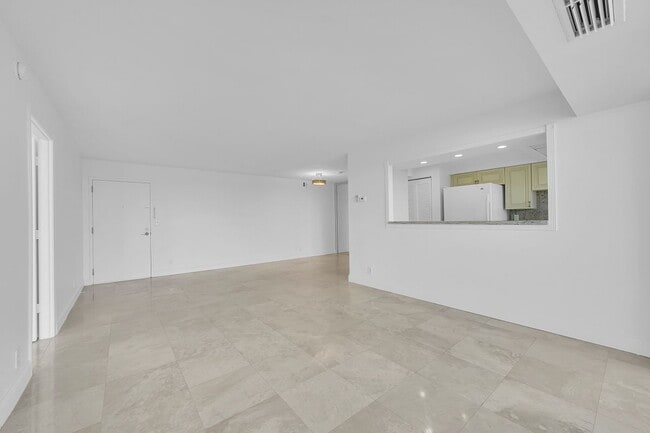 Building Photo - 2841 N Ocean Blvd