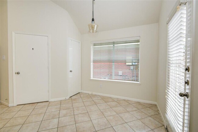 Building Photo - 9719 Goldenglade Dr