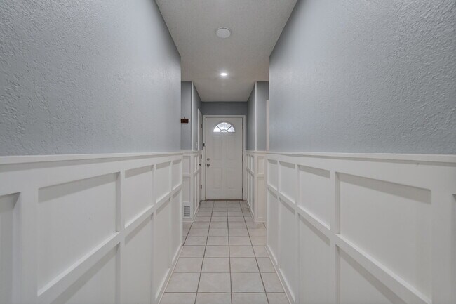 Building Photo - Spacious 3 bed 2 bath with Large Bonus Room!!
