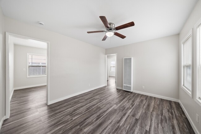 Building Photo - 1918 Skyline Dr