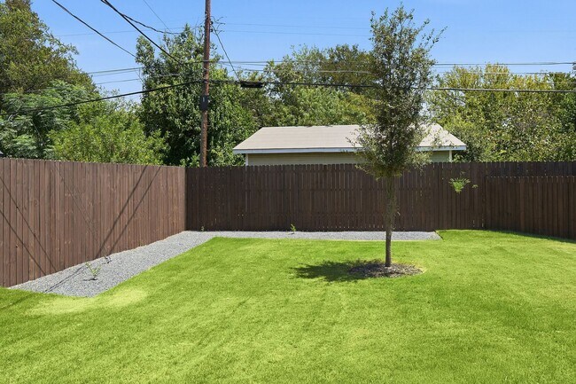 Building Photo - 1500 Sylvan Glade