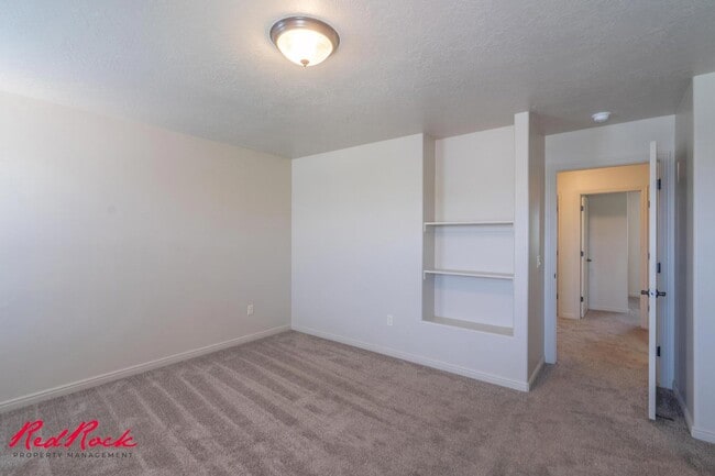 Building Photo - Charming 3 bedroom Townhome. 2 Community Pools!