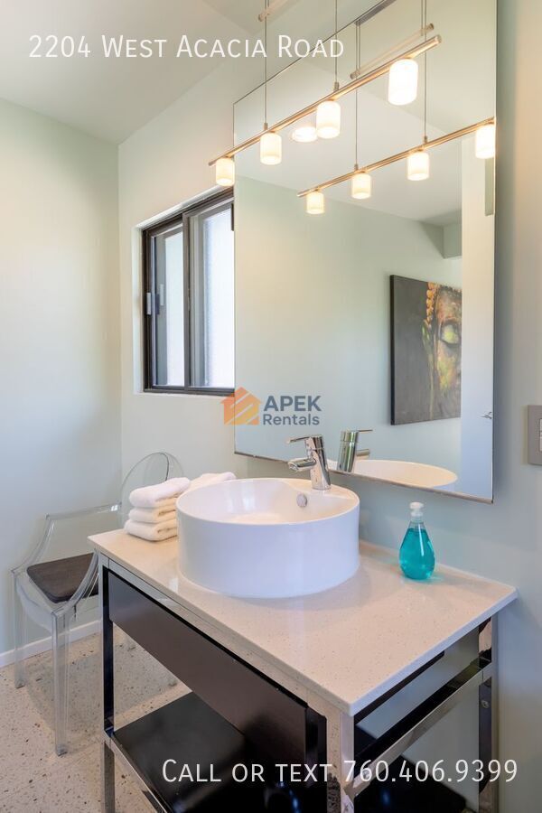 Building Photo - 2204 W Acacia Rd