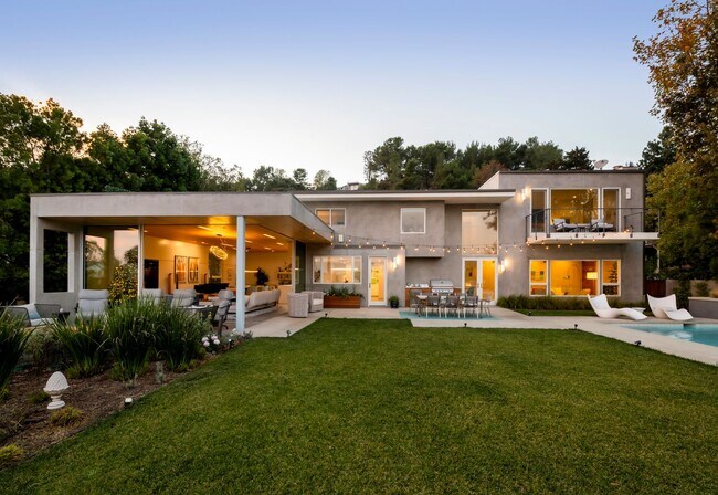 Building Photo - 2344 Banyan Dr